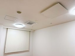 照明とブラインドの天井