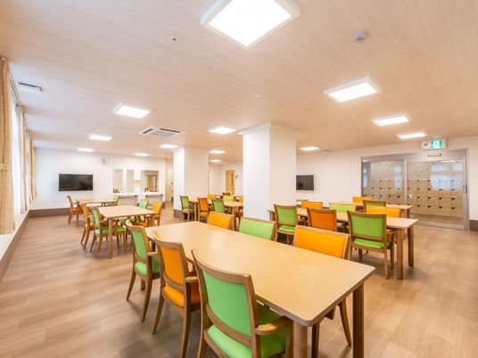 明るい広々とした食堂