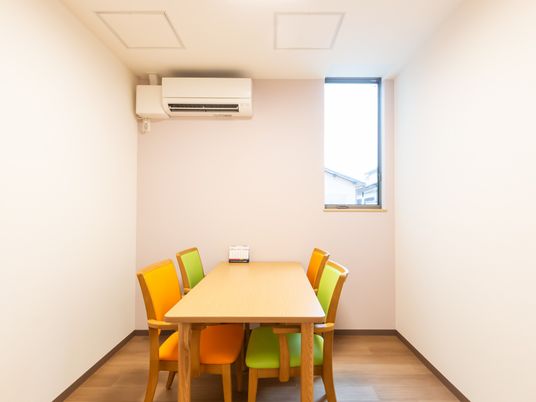 窓際の明るい部屋