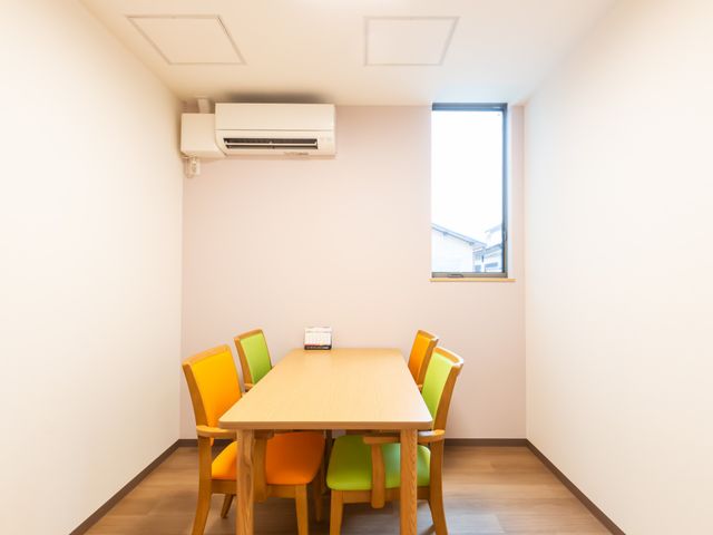 窓際の明るい部屋 会議室 自然光がたっぷりと入る明るい空間です。椅子もカラフルでリフレッシュに最適です。