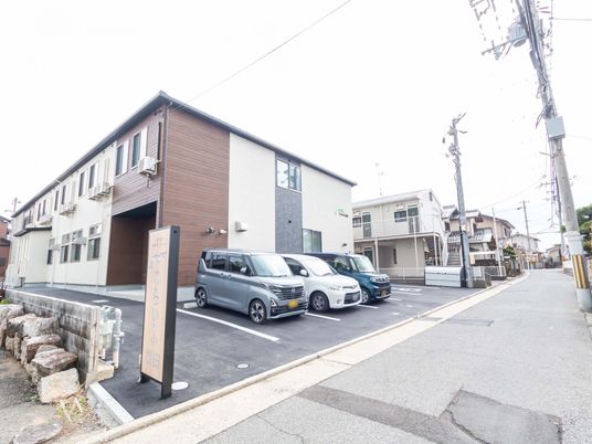 駐車場付きの外観