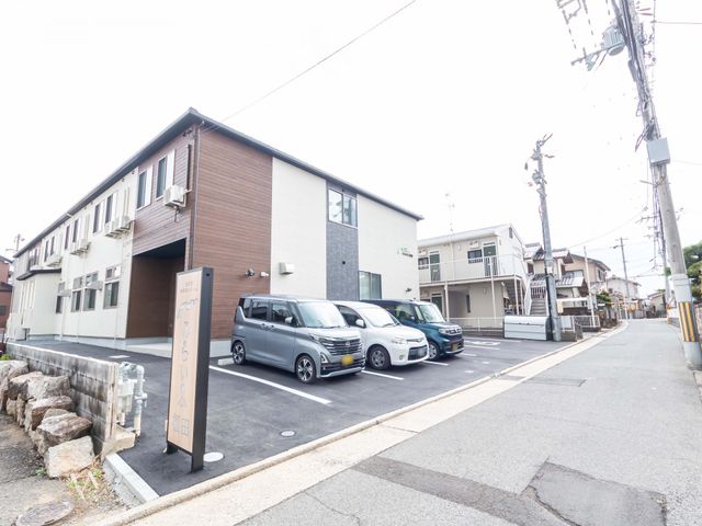 駐車場付きの外観 外観 広々とした駐車スペースが確保されています。施設へのアクセスが非常に便利です。
