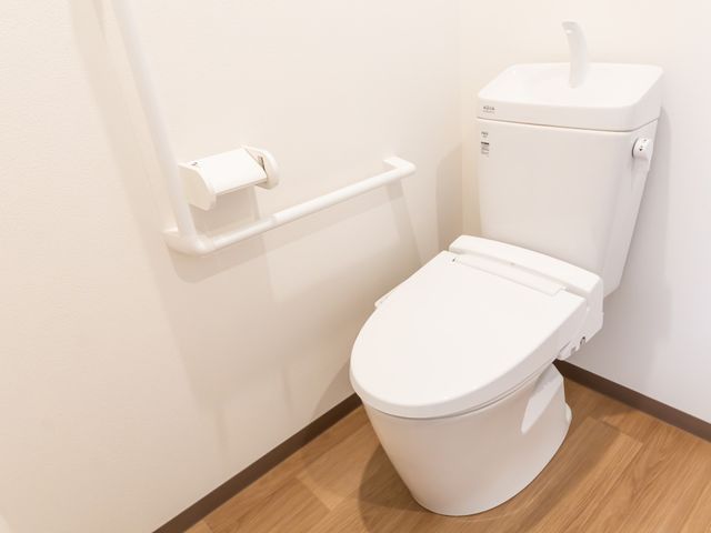 清潔感のある洋式便座 トイレ 明るく清潔感のあるトイレは、壁に手すりが設置されており、安全に配慮された設計です。