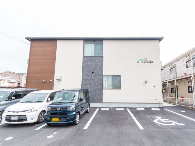 駐車場付き外観 外観 広々とした駐車スペースが確保されており、訪問者にも便利な外観です。快適な環境づくりに配慮されています。