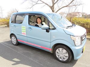 送迎車と女性スタッフ