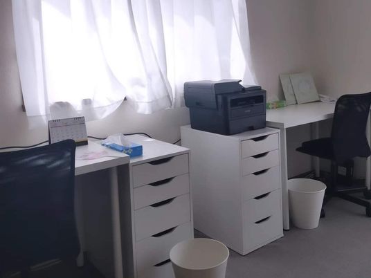 事務机が並ぶ部屋  