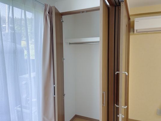 個室の明るい居室