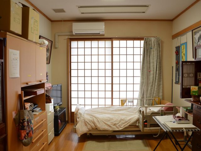 落ち着いた感じの居室 居室 和風の雰囲気を持つ居室です。広々とした窓と充分な収納スペースが確保されており、快適な生活が送れそうです。