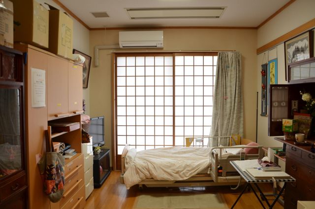 落ち着いた感じの居室 居室 和風の雰囲気を持つ居室です。広々とした窓と充分な収納スペースが確保されており、快適な生活が送れそうです。