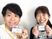 スタッフ2人が名札を掲げる様子  