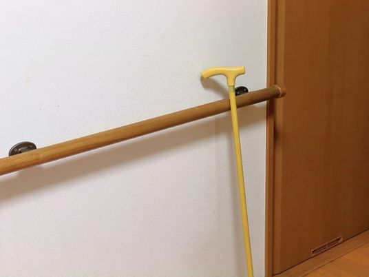 手すりと杖の廊下  