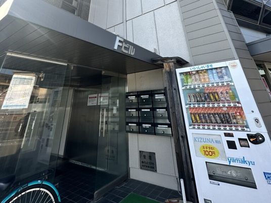 施設入口と自販機前  