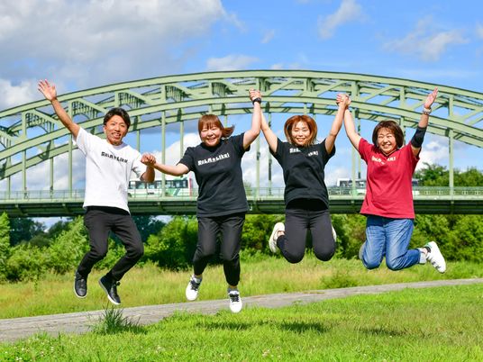 屋外で跳ぶスタッフ  