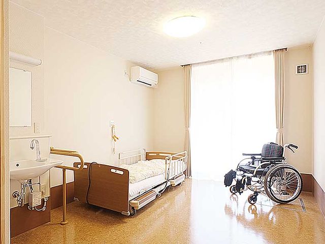 明るい居室 居室 広々とした明るい居室で、自然光が窓からたっぷり差し込みます。リラックスできる環境です。