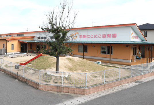 暖かいオレンジ色の外観