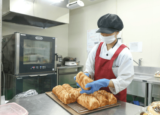 焼きたてパンの準備