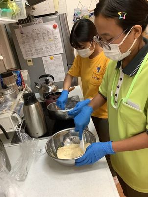 料理を準備するスタッフ