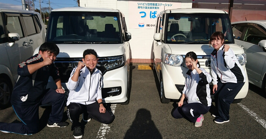 笑顔でポーズをとるスタッフ