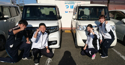 笑顔でポーズをとるスタッフ