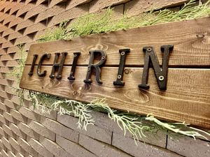 木製看板と緑の壁面  