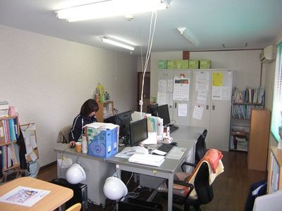 スタッフが仕事する事務室