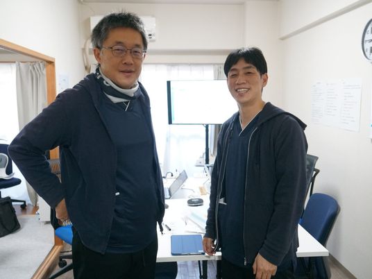 笑顔のスタッフが並ぶ機能訓練室