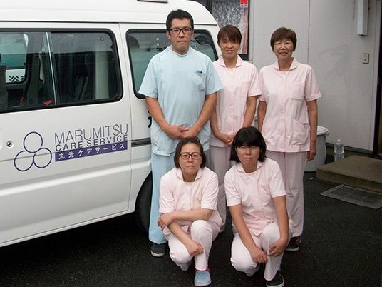 送迎車前のスタッフ  