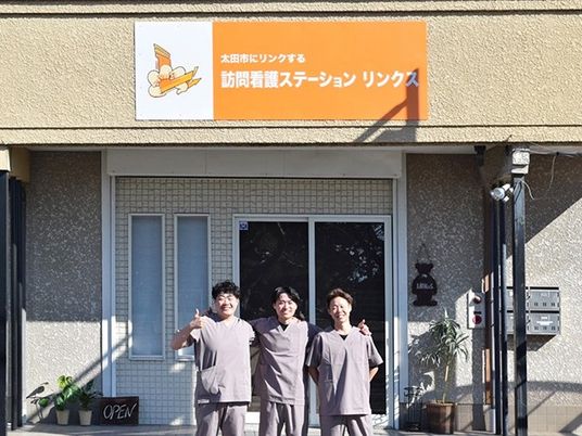 スタッフが並ぶ玄関前  