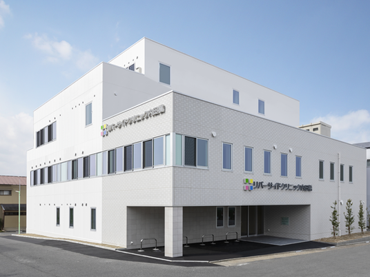 白い建物の外観  