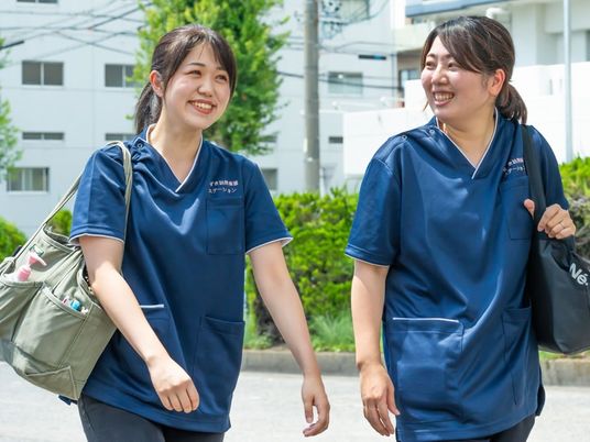 笑顔のスタッフ2人外観  