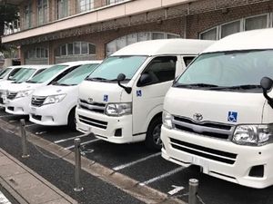 送迎車が並ぶ外観  