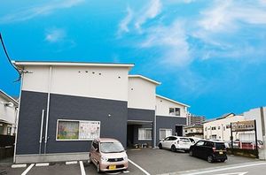 青空の下にたたずむ建物外観