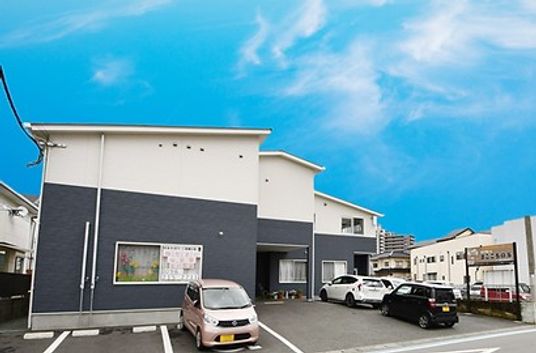 青空の下にたたずむ建物外観