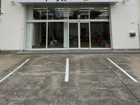 建物正面の駐車場  