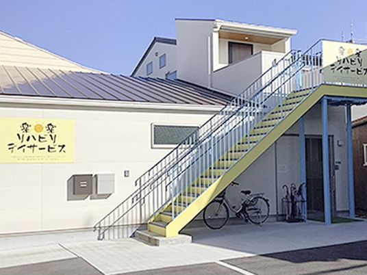 外観の階段  