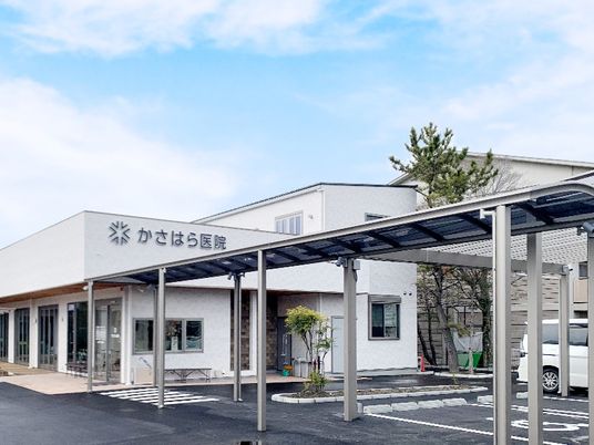 白い外観の建物入口  
