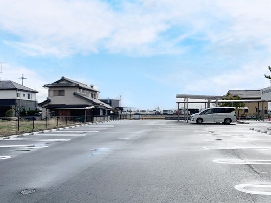 広い駐車場外観  