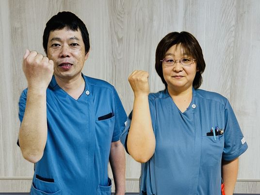 スタッフ2人のポーズ