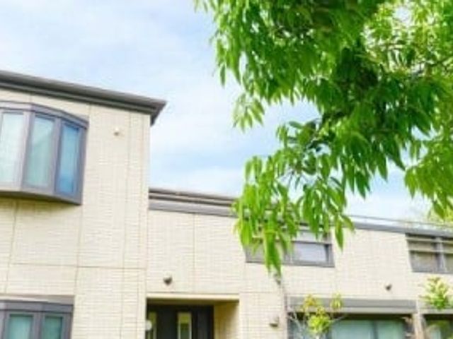 緑に囲まれた建物の外観 外観 建物の周囲には緑が多く、自然に囲まれた環境で働くことができます。