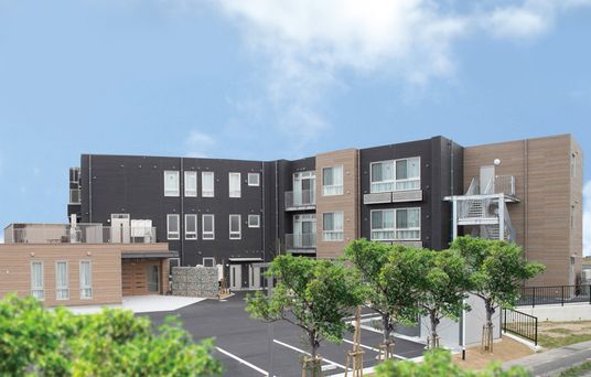 緑に囲まれた建物外観