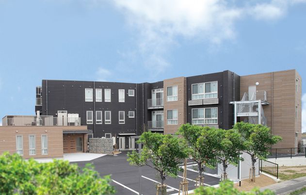 緑に囲まれた建物外観