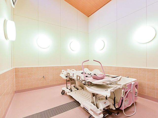 機能的な浴室 浴室 自然光のように明るい照明と広々とした設備が整った浴室です。介助しやすい設計が施されています。