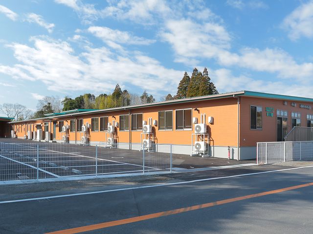 広々とした外観 外観 広々とした敷地と開放的な設計で、自然に囲まれた環境の中で働くことができます。