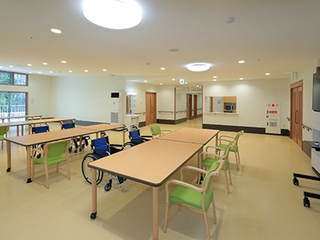 車椅子と家具のある室内 リビング 広々とした明るい空間です。車椅子でも快適に移動しやすい設計になっています。