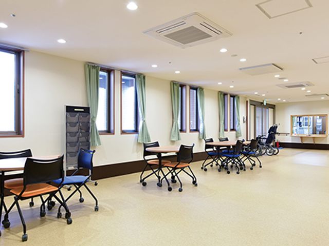 広々とした共有スペース ラウンジ 広々とした明るい空間です。車椅子でも移動しやすい設計になっています。