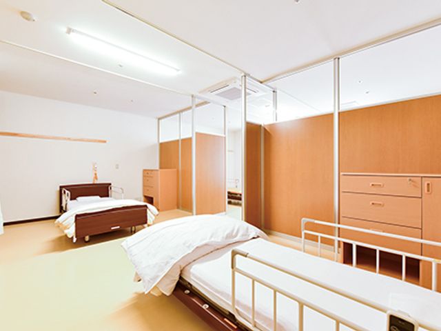 居室のベッド 居室 広々とした居室は、ゆったりと休息を取るのに最適です。自然光が差し込み、明るい雰囲気です。