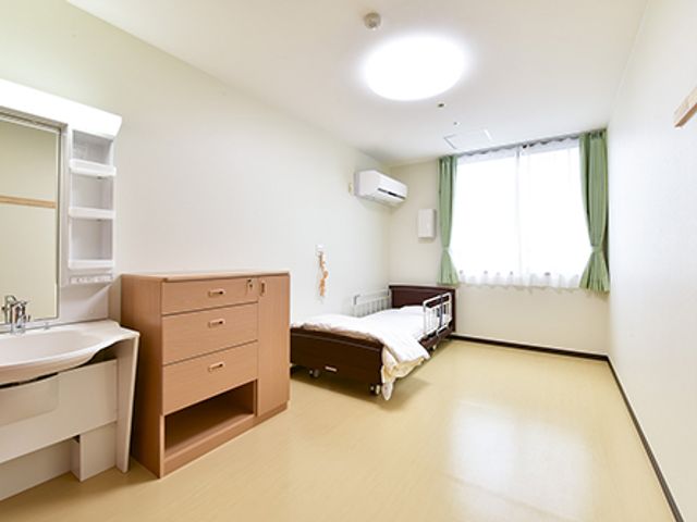 ゆったりした居室 居室 窓から自然光が差し込む居室です。清潔感のある明るい空間が特徴です。