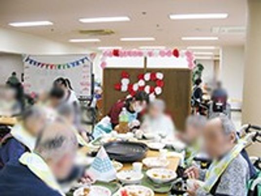 食事を楽しむ人々の様子