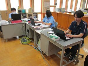 スタッフが作業する内観  