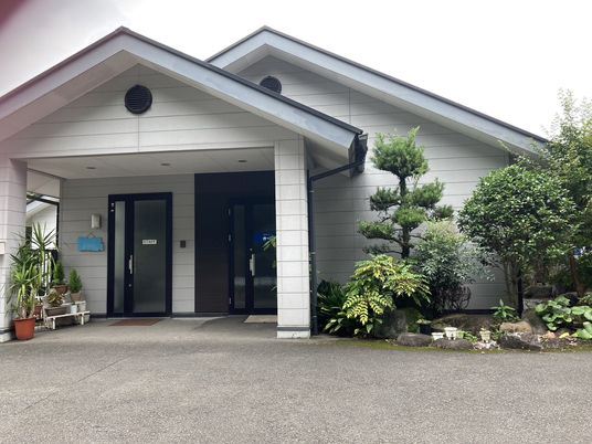 緑に囲まれた玄関外観  